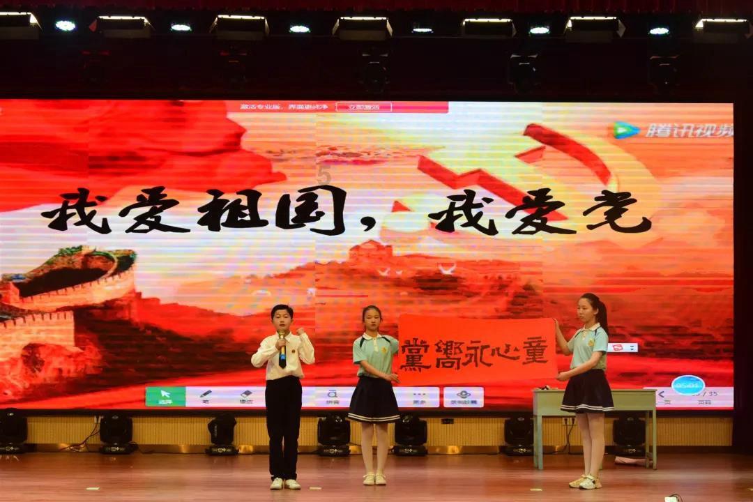 和男朋友去看电影，他双手握着我的手和手臂😂😂😂，说明了啥？