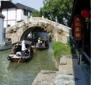 迷路的可爱男孩