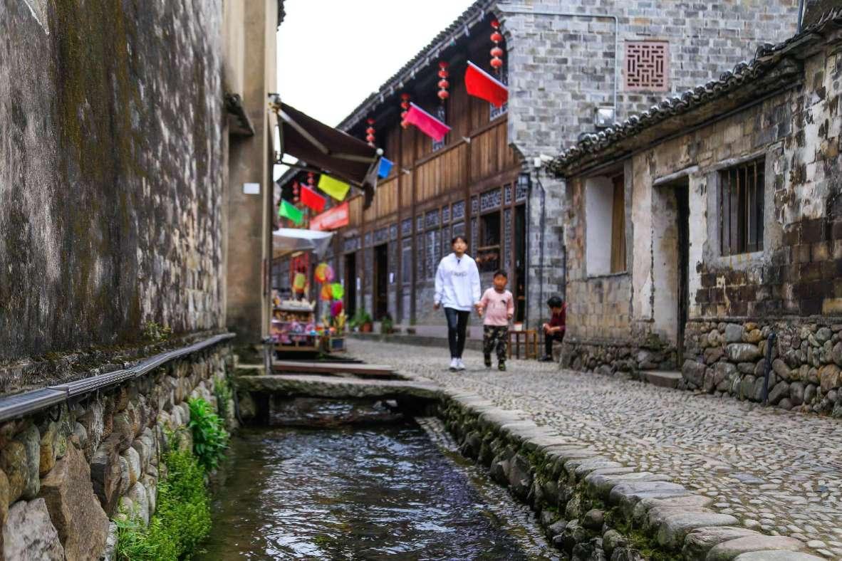 奔驰跨界搞地产,在迪拜做了个住宅楼,外墙的Logo设计亮了