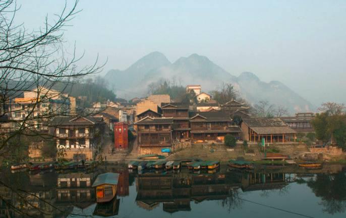 国内有哪些城市风景美消费低的城市适合旅游？